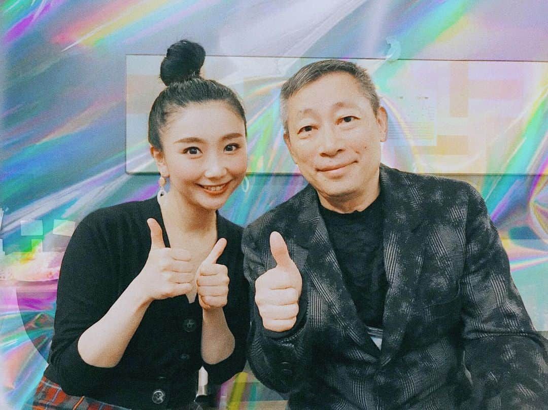 まりゑさんのインスタグラム写真 - (まりゑInstagram)「作詞家・森雪之丞さんと📸 『リューン』の歌詞たちの中に宿るエッセンス✨いつも毎公演噛み締めながら歌わせてもらってます。 言葉選びの魔法使い🔮  #リューン #リューン2019  #リューン風の魔法と滅びの剣  #森雪之丞 #作詞家 #まりゑ #👍」6月10日 10時44分 - manmarumarie