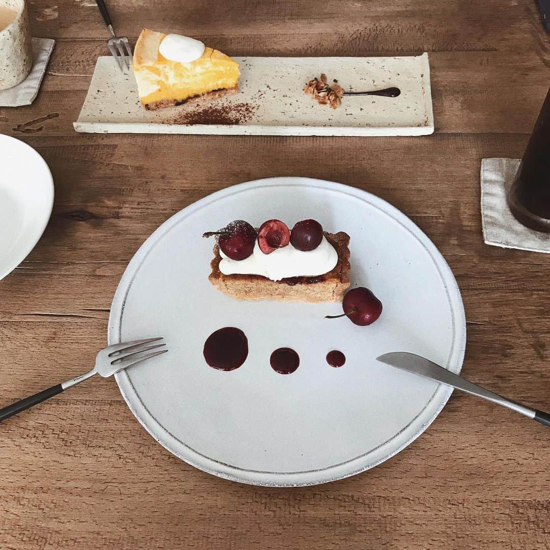 akipanda626さんのインスタグラム写真 - (akipanda626Instagram)「. @yuki.n7 ちゃんと 気になっていたカフェへ♡ ゆっくりごはんを食べて ゆっくり話ができるだけで 短い時間でもほんと嬉しい 🥺🥺 オムライスもデザートもおいしかったな 🥰 #torse #祐天寺カフェ  #東京カフェ」6月10日 10時46分 - akipanda626