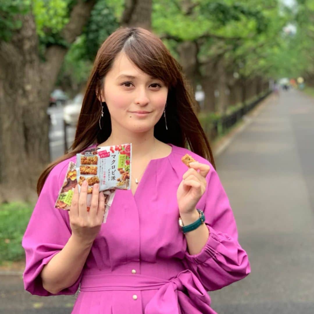のインスタグラム：「ゴルフの打ちっ放しへ🏌️‍♀️✨ 意外と体力使うので、休憩の時には持参したおやつを食べてます💓 ・ 今日のおやつは#マクロビ派 を鞄に忍ばせておきました☺️ 【おいしい、体に良い】のコンセプトのおやつ🍭12種類の#マクロビ素材 だけでじっくり焼き上げたこだわりの商品だそう💓2種類出ていて#フルーツグラノーラ と#カカオナッツ ✨ ・ フルーツやナッツなどが入っているので、食べ応えもあり罪悪感なしにお腹を満たせます♪OLさんとかはデスクに常備すると良さそうですね👀💓 ・ 今キャンペーンをやっているようで ✨マクロビ派ビスケット(@macrobiha)で7月23日まで写真投稿キャンペーンを実施中✨ 🍭抽選で100名の方に クオカード500円分とマクロビ派ビスケット＜フルーツグラノーラ＞＜カカオナッツ＞ 各6個セットが当たるようです🙋‍♀️ 詳しくはオフィシャルアカウント(@macrobiha)でチェックしてみてください✨ ・・・ #マクロビ派 #ザクザク #PR #ヘルシー #おやつ #お菓子 #間食 #食物繊維 #フルーツグラノーラ #マクロビスイーツ @macrobiha」