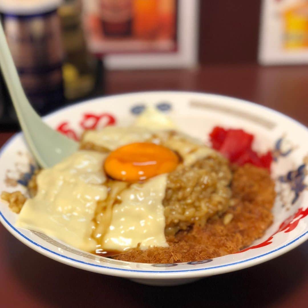 Taku Takahashiのインスタグラム：「麺やのカツカレー飯(チーズ)  名古屋、それは私が唯一酔い潰れて、かつがれた場所である。お店のシャンパンだったのか。原田くん率いるEntiaチームのお酒の強さが尋常じゃなかったのか。今となっては潰れた原因がわからない。ただクッキリと覚えているのは当時のマネージャのフッカンと原田くんに担がれている、意識はあるけど何も出来ない自分。今でも申し訳ない気持ちでいっぱいになる。ただ、意識があって動けないというのは不思議、なおかつ貴重な体験だった。  この街は食の文化も面白い。台湾から入ってきた辛い中華、鰻と出汁茶漬けをマッシュアップしたひつまぶし、八丁味噌のトンカツ、アゲただけでなく味付けが絶品でビールがうまくなる手羽先、味噌煮込みうどん、最近見ないがあんかけスパゲッティや小倉トーストまで、独特なジャンクフードの世界がある。FPM田中さんの言葉をお借りすると食のリミックスカルチャーが凄い。  そんな名古屋だが、DJたちの仕事が終わったあと必ず通う「麺や」という店が栄にある。そして必ずといって皆が注文するもの、それがこの「チーズカツカレー飯」だ。好きな人はこれが好きなんだろうが、正直なところすごくタイプなカレーの味ではない。中華料理屋が作った和風カレーとでも言えばいいのか。あまり好きくない。  でも、カツ、卵、ウスターソース、カレー、チーズ、福神漬け、そしてご飯と混ざるとなぜか見事なコンビネーションになる。これがクセになってしまい、名古屋に行くと必ず寄ってしまう。DJのひと仕事が終わるとほかの箱から友達DJともよくここで遭遇する。他のみんなは「カツカレー飯」のことをどう思っているのだろうか。  ちなみにこの店には「チーズカツカレーラーメン」という、さらにネクストレベルな食べ物がある。僕にはインパクトが強すぎて、まだ手をつける勇気が無い。他に美味しかったのは普通のラーメン。これはどちらかというと地元のDJチームがいつも注文してるやつ。魚介の出汁がしっかりと効いていて、中華料理のラーメンなのにこれまた不思議美味しい。 あと牛すじ煮込み。名古屋にはもう、1年以上行ってないけど、まだまだ知らないディープな店が他にも色々とあるんだろうなぁ。  So if you guys live Coco Ichi Curry,  you guys need to try out this food called “Cheese katsu Curry Han” at “Menya” Nagoya.  It’s basically a curry mixed with rice topping of cutlet with cheese.  This is where all the DJs come after their gig is over.  One of the authentic Nagoya DJ experience.」