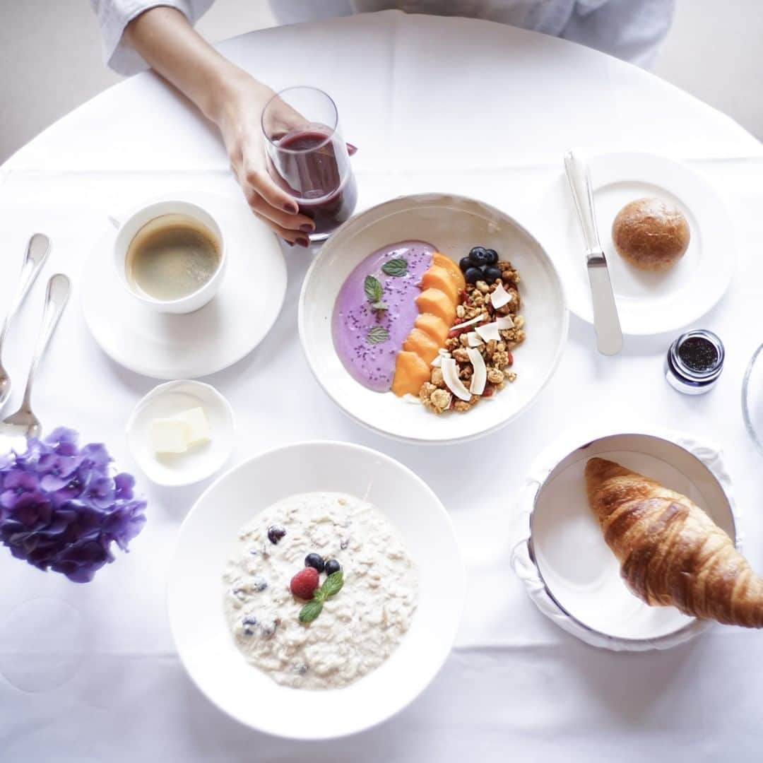 のインスタグラム：「おはようございます！今日の朝食は自家製グラノーラとギリシャヨーグルトのアサイボウルです。ヘルシーな朝食で充実した1日を。  Good morning! For today's breakfast try an acai bowl of homemade granola and Greek yogurt. Start a healthy day with a healthy breakfast. ___________________ #シャングリラ東京 #東京 #銀座 #丸の内 #東京ホテル #ラクジュアリーホテル #ホテル朝食 #インルームダイニング #アサイボール #グラノーラ #ヨーグルト #プルーンジュース #shangrila #shangrilatokyo #Tokyo #Marunouchi #Ginza #LuxuryHotel #TokyoHotel #hotelbreakfast #inroomdining #acaibowl #granola #yogurt #prunejuice」