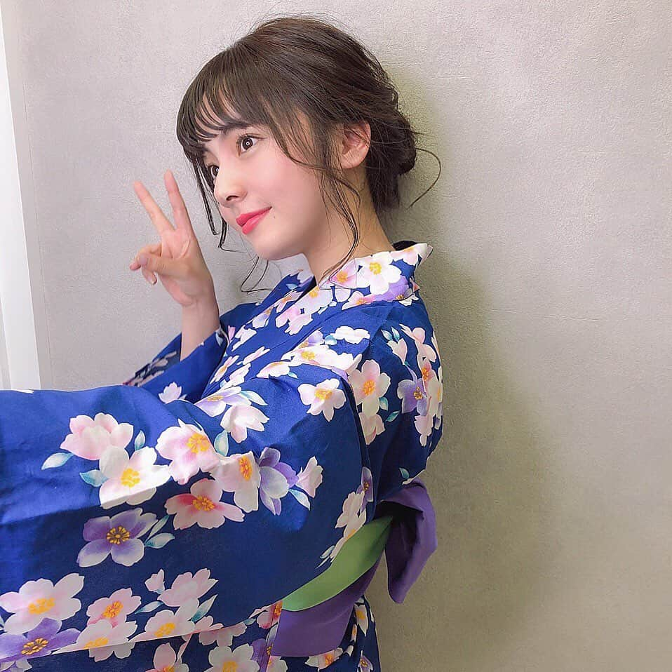 横山紗弓さんのインスタグラム写真 - (横山紗弓Instagram)「ㅤ 浴衣を新調した☺︎ 鮮やかな青に淡いピンクの小柄なお花 いつも帯で可愛めにしがちだけど、今回は紫と緑で落ち着いた 下駄付きの3点セットでした🧚‍♂️ ヘアセットは、みんな大好き @teru0801votan さん 急だったのにありがとう♡ #浴衣 #ゆかた #浴衣女子 #祭り #京都 #たゆたふ」6月10日 10時56分 - 1129sym