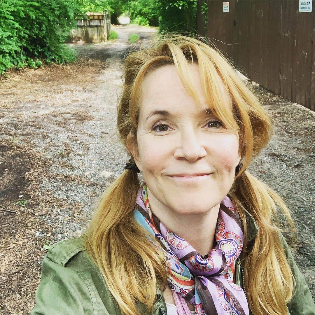 リー・トンプソンさんのインスタグラム写真 - (リー・トンプソンInstagram)「Is this a good directing look? #pigtails and an #ascot ....Do I need a #baseballcap is it #normcore #confusingcore or jus #leathompson」6月10日 11時18分 - lea_thompson