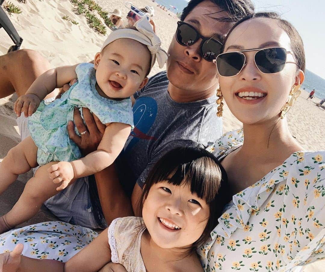 クリッセル・リムさんのインスタグラム写真 - (クリッセル・リムInstagram)「Colettes first time at the beach and I think it’s safe to say that she loved it. And so happy we finally got a family photo where everyone is smiling (except @allenbrighten ) 🤗 you guys don’t understand how hard it is to get a decent family photo with two kiddos 😅」6月10日 11時12分 - chrisellelim