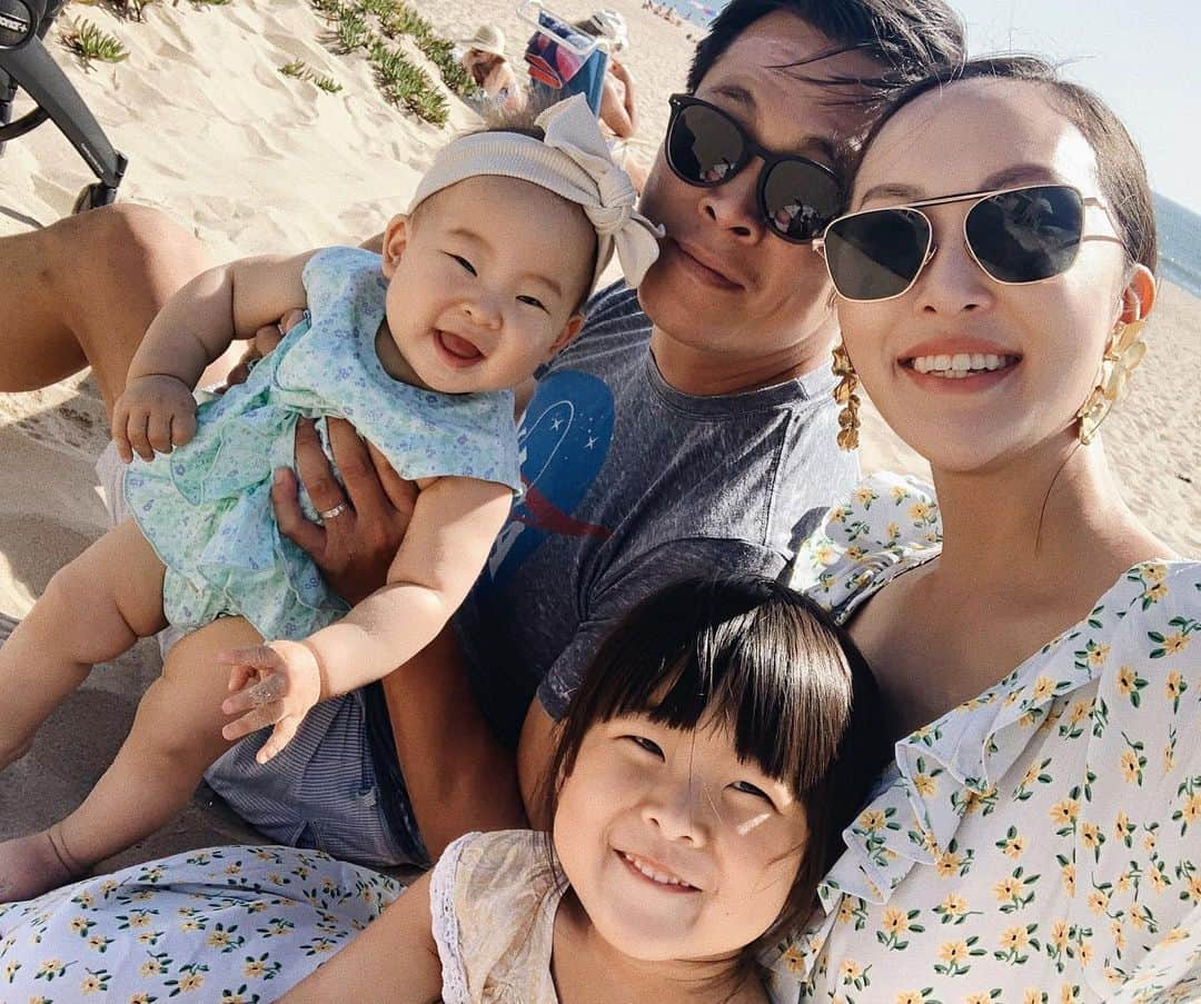 クリッセル・リムさんのインスタグラム写真 - (クリッセル・リムInstagram)「Colettes first time at the beach and I think it’s safe to say that she loved it. And so happy we finally got a family photo where everyone is smiling (except @allenbrighten ) 🤗 you guys don’t understand how hard it is to get a decent family photo with two kiddos 😅」6月10日 11時12分 - chrisellelim