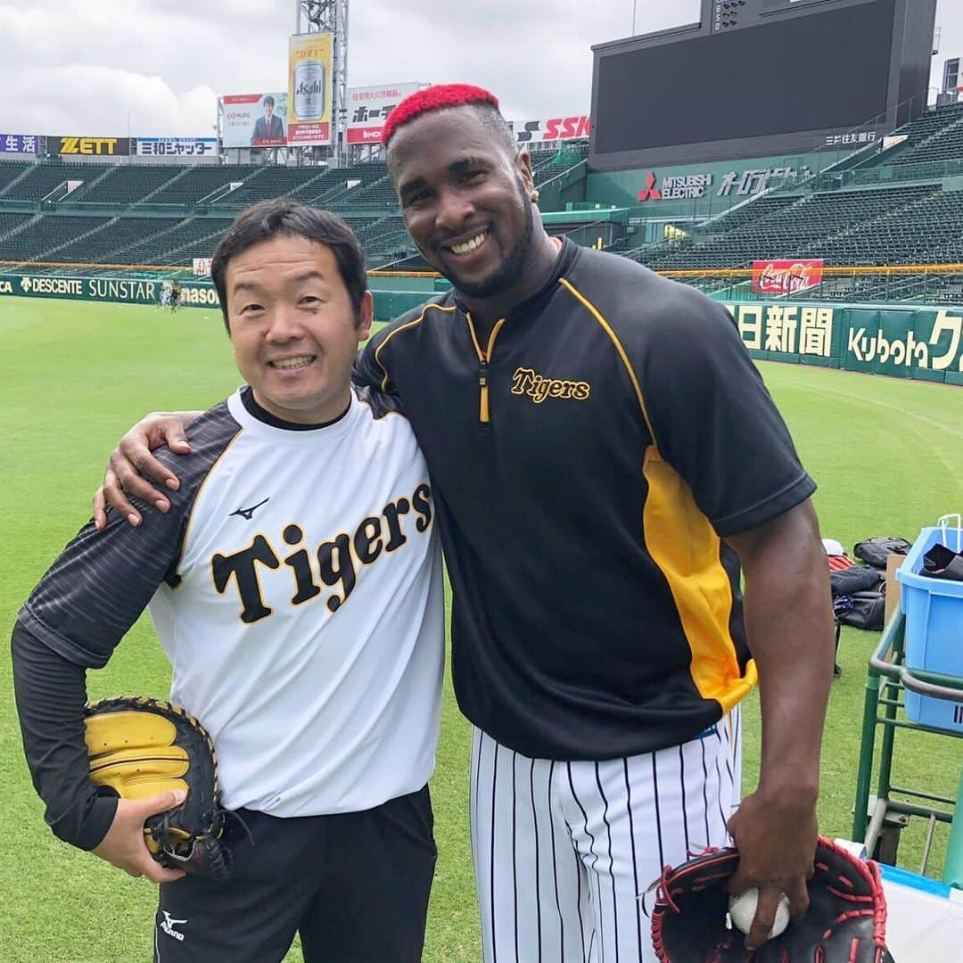 阪神タイガースさんのインスタグラム写真 - (阪神タイガースInstagram)「今日は投手練習❗️ガルシア投手のキャッチボールのお相手は声出しでお馴染みの仲野トレーナー！！ #オネルキガルシア 選手 #仲野トレーナー  #キャッチボール #投手練習  #阪神タイガース #ぶち破れオレがヤル」6月10日 11時12分 - hanshintigers_official