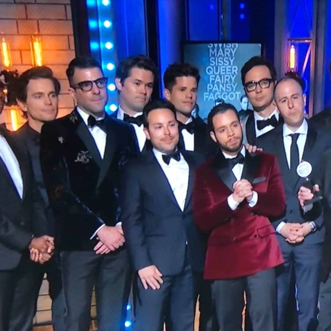 マックス・カーバーのインスタグラム：「My brother just won a Tony 😊」