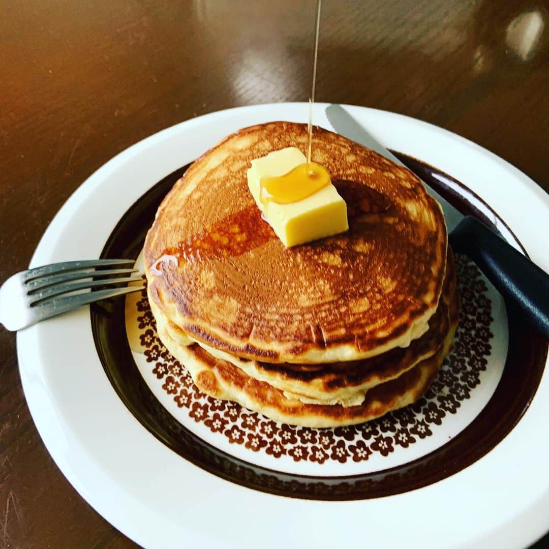 志摩有子さんのインスタグラム写真 - (志摩有子Instagram)「久しぶりに食べたくなってホットケーキを焼く。シンプルにバターとメープルシロップで。雨だけどふんわり幸せな朝。 #ホットケーキ #北欧食器」6月10日 11時14分 - ariko418