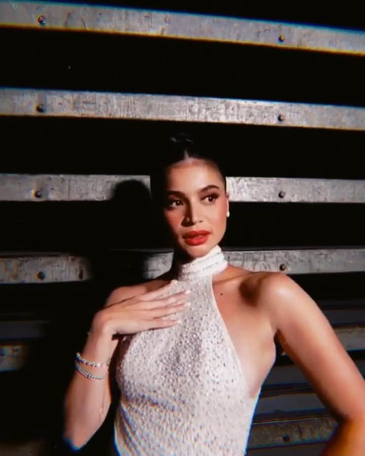 アン・カーティスのインスタグラム：「⭐️ Absolutelyyyyyy ⭐️. . Wearing @michaelleyva_ styled by @stylizedstudio. Make up @robbiepinera. Hair @santiagoraymond. Jewellery @julbdizonjewellery. Video @litlabstudios. Music: Donatella by Lady Gaga」