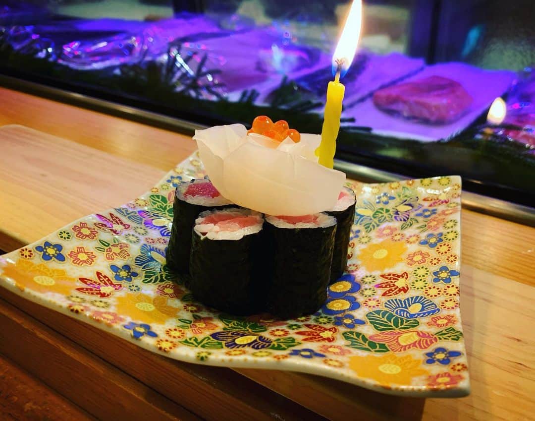 友稀サナさんのインスタグラム写真 - (友稀サナInstagram)「主人のお誕生日🎂✨ 当日は平日でお互い普通に仕事なので前祝い(？)でお寿司へ🍣 大将がミニ寿司ケーキを作ってくれました😭✨ 光田さんありがとう(´；ω；`) 家から1分で行ける距離にこんな美味しいお寿司屋さんがあって幸せ🤭❤️ . ご主人おめでとう🎉 「何もしなくていいよ〜」って言うけど、私が何もしない訳無いじゃない😝 さーて‼️何しようかな‼️(無計画かい . . . #happybirthday  #tomydarling  #お誕生日おめでとう #鮨#お祝い#🍣 #大将ありがとう #夫婦デート#👫#🎂 #旦那スタグラム  #なにこのタグ」6月10日 11時19分 - sana0810yuuki