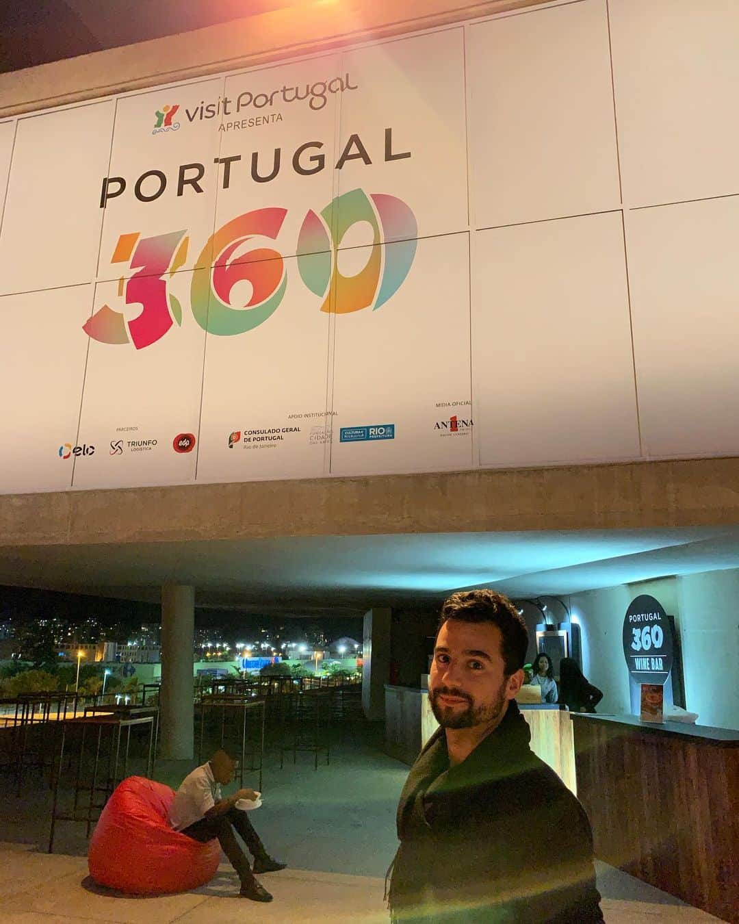 ベラミー・ヤングさんのインスタグラム写真 - (ベラミー・ヤングInstagram)「Oh #Rio, you're DELICIOUS!!! 🤩🔥🎉 Thank you for giving @pedrosegundoofficial such a beautiful bday & us such a fun couple of days together. So happy I got to see the #CinderellaCyborg performance too at @cidadedasartes_ for #Portugal360 ! 🎶🇵🇹😍 See you soon again for more, you sexy minx! #VidaCarioca 🇧🇷❤️🇧🇷❤️🇧🇷❤️」6月10日 11時20分 - bellamyyoung