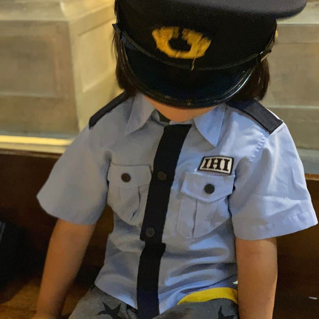 イズミカワソラのインスタグラム：「先日、幼稚園のお友達総勢11人くらいで初めてのキッザニアに行ってきました！ ・ ・ 9時の開場に向けて、なんと7時半くらいから並び始めると聞いて、学校に行くよりも早く起きて参戦 (^_^;) ・ ・  平日の午前中にも関わらず、凄い人！恐るべしキッザニア！ ・ ・ 基本、子供たちのみでいろいろやらないといけないので（中に入ったら親は手を出せない）、お友達同士で小競り合いしたり泣き出したりてんやわんやではありましたが、 ・ ・ 異空間！とても楽しみました！ ・ ・ ただ、説明とか、やらなきゃいけないことも多いので、多分もう少しお兄ちゃんになった頃の方が、本当の意味で楽しめそうかなーと思いました。」