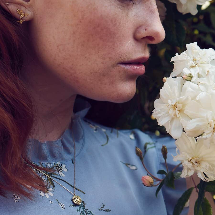 のインスタグラム：「【INFORMATION】 H.P.FRANCE BIJOUX BRIDAL  新宿高島屋にPOP UPが登場  6月12日(水)より新宿高島屋2階スイングスクエアにて、イギリス発ジュエリーブランド、ALEX MONROE(アレックス・モンロー)をご紹介します。期間中は18k goldコレクションのオーダー会開催のほか、今年2月に発売した ”Beekeeper (ビーキーパー)”に加え、最新のブライダルリングもお披露目となります。 自然の美しさを精巧なテクニックとクリエイションで伝えるALEX MONROEのジュエリーを生涯の宝物に。 ． ■期間：6月12日(水)～6月18日(火) ■会場：H.P.FRANCE BIJOUX新宿店・新宿高島屋2Fスイングスクエア  #hpfrancebijouxbridal #hpfrancbijoux #alexmonroe #bridal #jewellery #engagementring #diamond #gold #ring #ブライダルフェア #bee #flower #hpfrance #アッシュペーフランス #howpeoplelive」