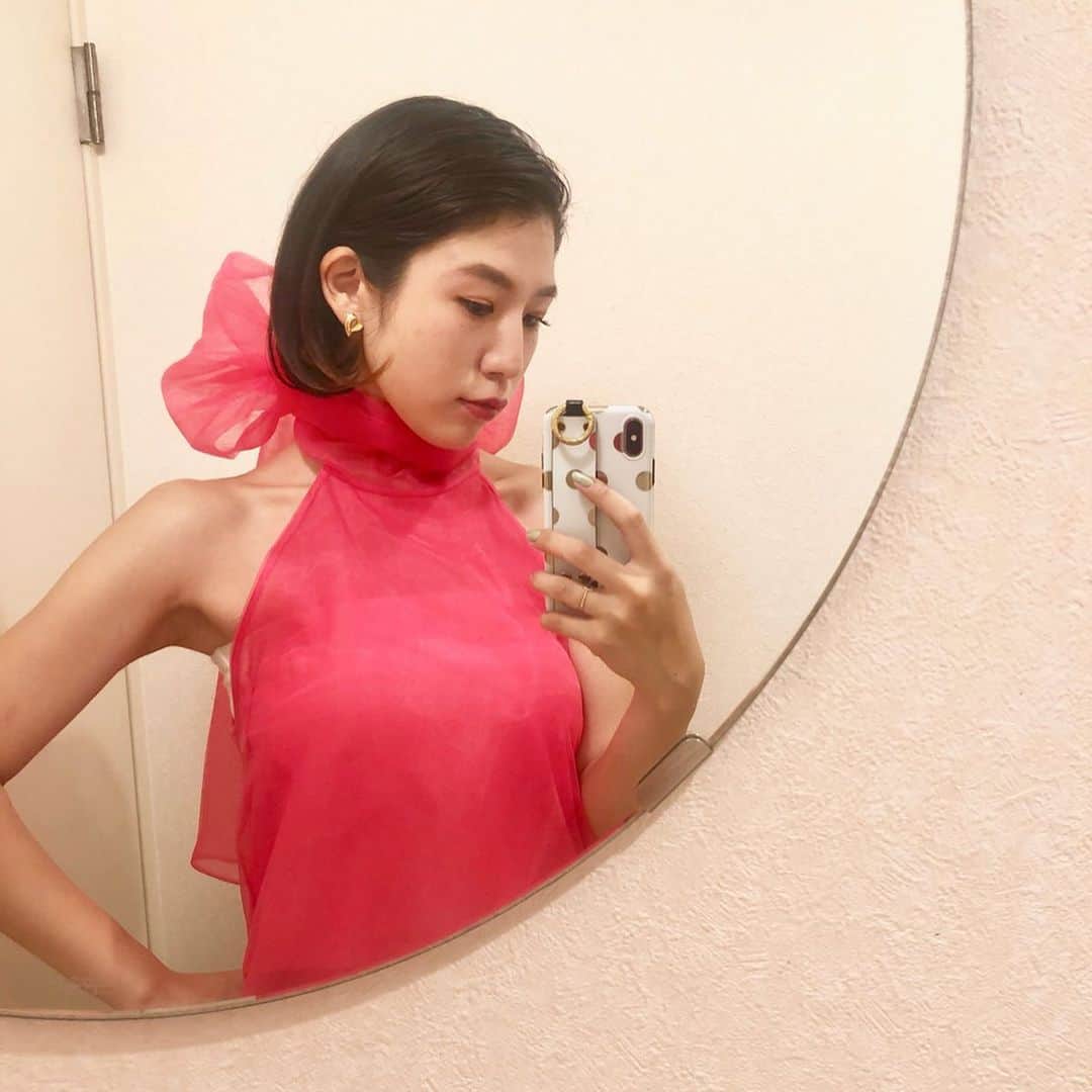 azのインスタグラム：「モテますか？モテませんか？というのを聞くのにハマってるんです。一般論じゃなくて、あなたの意見を聞きたいから。万人ウケしなくていいの。あなたが、私を好きならいいの。﻿ ﻿ ことファッションに関しては「モテ」というのを絡めるのに抵抗があったのです。そもそも異性から好かれたいという思いがそこまで強くないので（それはおそらく自己肯定感の強さと自己順位の高さからきてるのだと思うのですが笑）、それによって装いを縛られたくないから。﻿ ﻿ ﻿ だから女性誌に踊る「モテ服」なるものに眉をひそめていたんですが、実際にそのコンサバ誌を作る編集者の方と話して、考えが変わりました。自分は狭い視野で、それを押し付けて生きていたんだなぁと。﻿ ﻿ ﻿ モテたいという気持ちは決して悪ではないのですよね。これは以前ROBEのコラムでも語りましたが、「誰にモテたいか」「何が目的か」が重要なんですよ。女性誌の「モテ」というのは表面上には出ていないけど「幸せな結婚をゴールとした時のモテ」であったりするんです。﻿ ﻿ それこそ時代錯誤じゃないか、という声も聞こえてくるけどどうでしょうか。私はそうは思いません。この年になって（笑）思わなくなりました。﻿ ﻿ ゼクシィのコピーでもあったけれど、「結婚しなくても幸せになれる時代に、私はあなたと結婚したい」のです。﻿ ﻿ それは養ってほしい（それだって悪いことではないよ）という気持ちからきた言葉ではなく、生涯のパートナーとして、もしくは自分の子の父として、あなたを選んだ。ということ。自分が一人で生きてきた時間以上に長い時間を一緒に過ごす相手は、あなたが良い。そしてその過程にたまたま結婚という選択肢があっただけ、なのだ。﻿ ﻿ ﻿ だから自分の幸せが「あなたといる」ことにあった場合、幸せな結婚というのはただの手段であって、形式的にはゴールであるけど、手段なのです。﻿ ﻿ ﻿ 何が言いたいかというと、私は最近とてもモテたいのですよ。誰からって？﻿ ﻿ それはもちろん自分から。私を一番愛してくれるのは他でもない私なので、私からモテる私を作り上げることこそ、幸せへの近道なのです。﻿ ﻿ わたし、なんだか愛に溢れてる時って、愛が寄ってきちゃうので、今とっても大変なんですけど、おかげさまでチンケなクリエイティビティが発揮されてるので、仕事上は願ったり叶ったりというところで。﻿ ﻿ あ、びっくりするくらい妄想で生きているので悪しからず、わたくしは永遠孤高の存在です。﻿ ﻿ ﻿ #モテ服﻿ #Dior﻿ #オマージュ﻿ #tops﻿ #zara﻿ #愛され服 #ヤバいピンクのやつ」