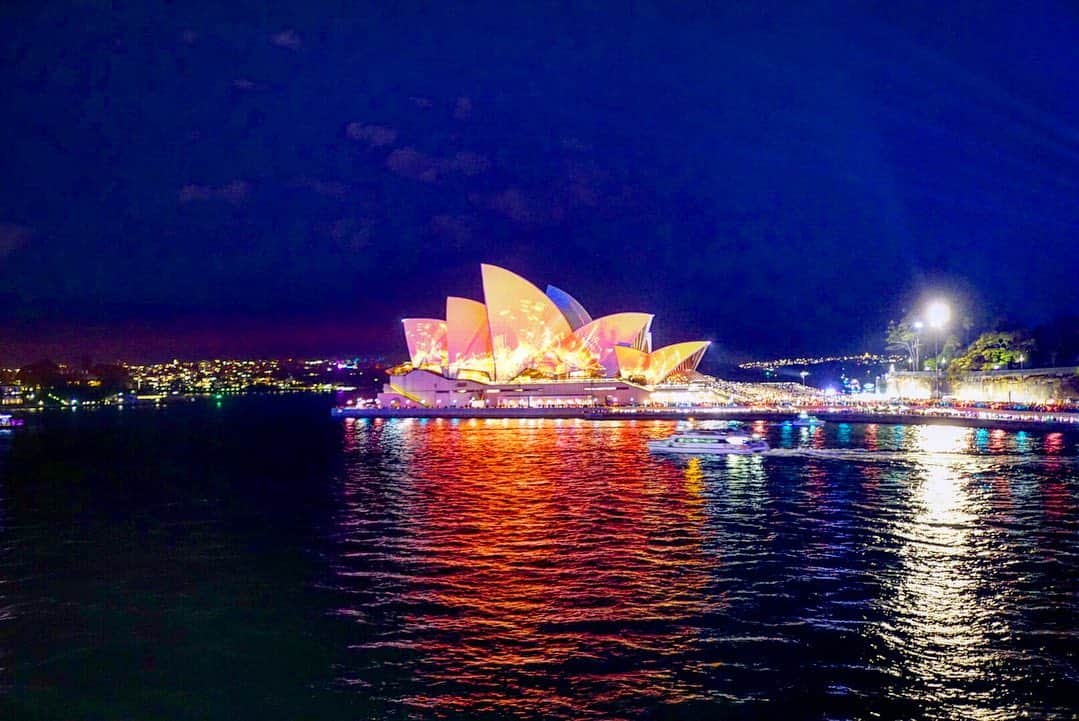 中島亜莉沙さんのインスタグラム写真 - (中島亜莉沙Instagram)「今月の15日まで開催しているvividを観てきたよ💓 感想を一言で言うなら、全てにおいてスケールの大きさどんだけぇ〜☝︎ #Australia #Sydney #travel #trip #ootd #coordinate #vivid #operahouse #vividfestival  #オーストラリア #シドニー #旅行 #家族旅行 #旅女 #海外旅行 #気付いたらグリザベラコーデになってた人と繋がりたい」6月10日 21時02分 - arisan_days
