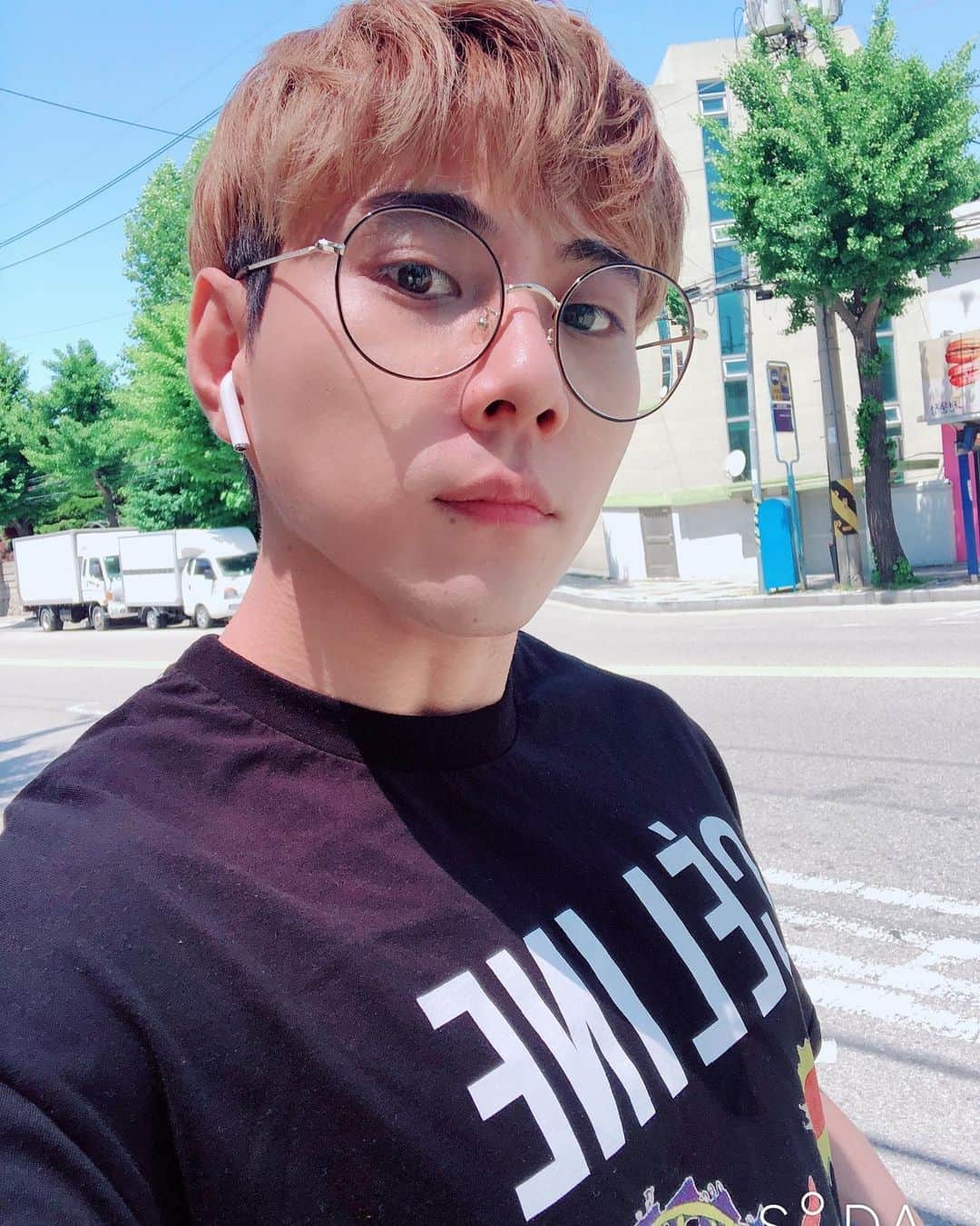 ジョンウク のインスタグラム：「아프리카TV에 들어오셔서 "가수정욱" 을 검색하시고 즐겨찾기와 추천 많이 눌러주시면 감사하겠습니다^^ . . . . . . #서울#인천#홍대#도쿄#연남동#연트럴파크#인하대#데일리#가수정욱#정욱#그사람그대라서#뚫고싶어라#Heyyou#스트리밍#축가#축가문의#DM #촬영#태양#소원#힐링#아프리카티비#운동#아프리카TV」