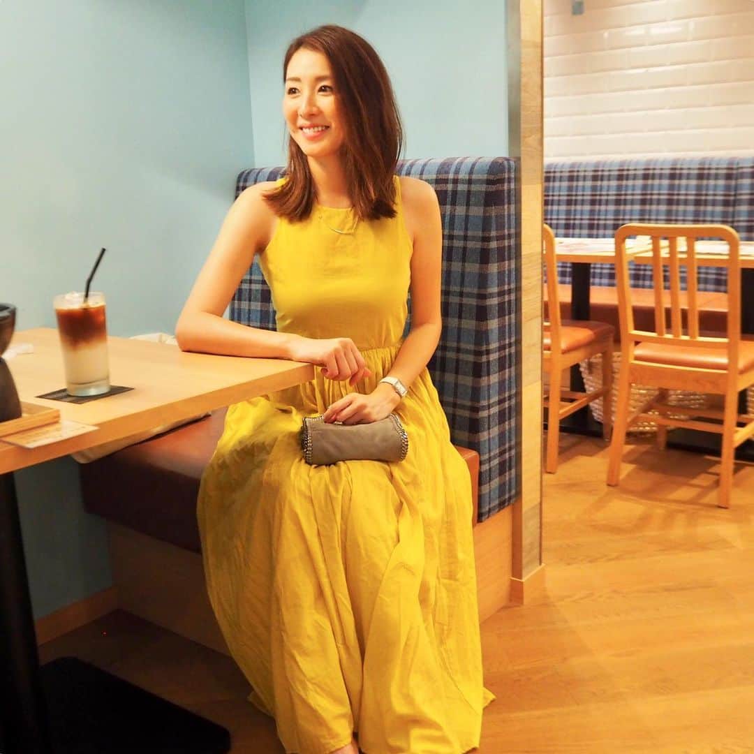 杉下理世のインスタグラム：「MARIHAのワンピ💛 シルエットがキレイでとってもお気に入りなんだけど、リネン系のワンピってシワシワになっちゃう😳 みんなどうやってお手入れしてるんだろう…🤔 #fashion #ファッション #mariha #リネンワンピース #coordinate #stellamccartney #ステラマッカートニー #cartier」