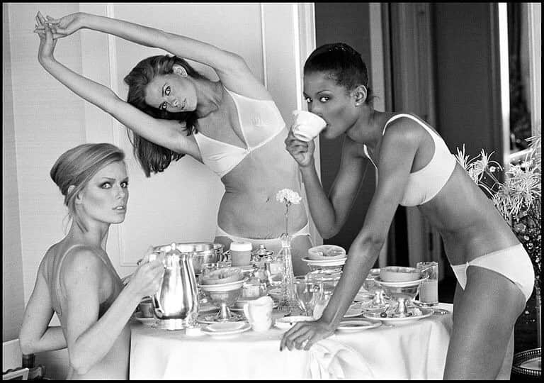 パット・マグラスさんのインスタグラム写真 - (パット・マグラスInstagram)「SKINCOMPARABLE ⚡️⚡️⚡️ The PICTURE-PERFECT @pattihansen, #LisaTaylor and @iambeverlyjohnson photographed by the LEGENDARY @arthurelgort for @voguemagazine 1976 ⚡️⚡️⚡️ #patmcgrathlabs #inspiration #ComingSoon」6月10日 21時00分 - patmcgrathreal