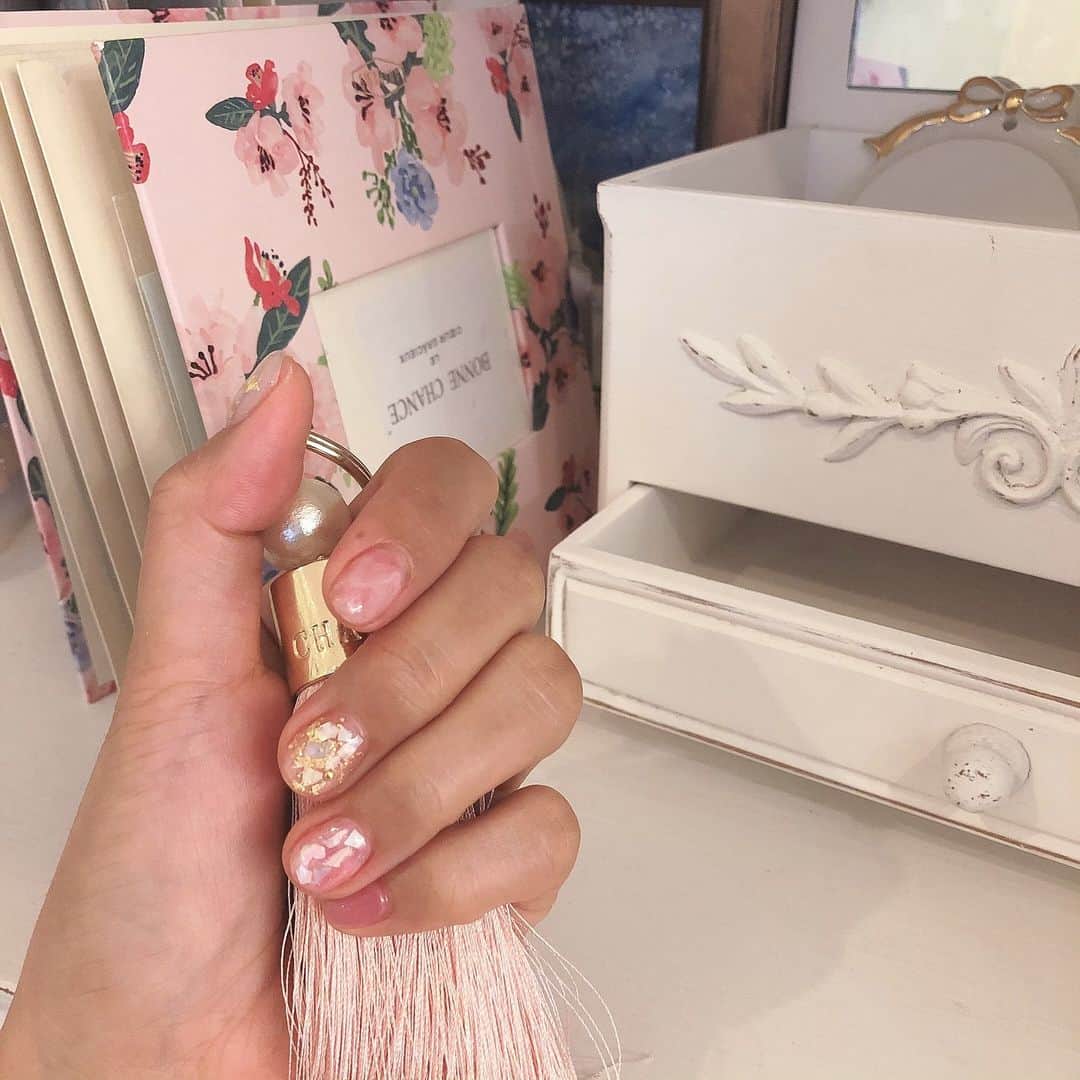 のインスタグラム：「@bonnechance_nail でネイルチェンジ💅✨ . . 今回も思い通りに仕上げてもらいました🥺❤️✨ . やっぱりわたし、シェルが好き🐚ほら貝も吹くしね😌😌💕 . . ジェルネイルの場合、きらきらのストーンの輝きは最後にコーティングする時に輝きが減ってしまうんだけど💠シェルだと変わらずに、むしろキラキラが増して輝いてくれるの🐣💖 . . . . 2枚目の写真は、森で鳥を呼んでる時の写真だよ😌🦉💕 . . . . . #ネイル#ネイルデザイン #シェルネイル #ファッション#コーデ#fashion#coordinate#nail#omotesando」