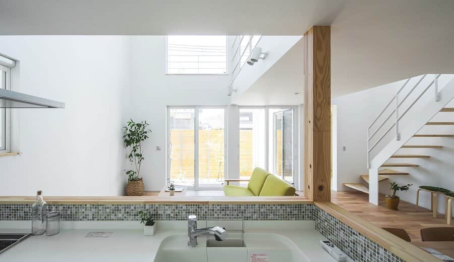 ルポハウス一級建築士事務所さんのインスタグラム写真 - (ルポハウス一級建築士事務所Instagram)「・ ・ ・ キッチンの立ち上がり前面に、アンティーク調のモザイクタイルを。 ・ ナチュラルな空間に程よいアクセントになり、無垢の床やグリーンとの相性もぴったりです。 ・ ・ ・ 𓐌𓐌𓐌𓐌𓐌𓐌𓐌𓐌𓐌𓐌𓐌𓐌𓐌𓐌𓐌𓐌𓐌𓐌  ルポハウスの施工事例はこちらまで☞ @reposhouse  𓐌𓐌𓐌𓐌𓐌𓐌𓐌𓐌𓐌𓐌𓐌𓐌𓐌𓐌𓐌𓐌𓐌𓐌 #ルポハウス は#ちょっとかっこいい家 を"友人のために" という思いでつくっています。 一生に一度の#マイホーム。 「あなたにしかできない」×「ルポハウスだからできる」で、 私たちだけの#家づくり を思いっきり楽しんでみませんか？！ ・ ・ ・ #住宅 #注文住宅 #新築一戸建て #デザイナーズ住宅  #一級建築士事務所 #設計事務所 #滋賀県大津市 #滋賀県草津市 #キッチンインテリア #カバ桜 #リクシルキッチン #名古屋モザイクタイル #ニューヨーカーグラス #キッチンタイル #モザイクタイル #インテリアグリーンのある暮らし」6月10日 21時00分 - reposhouse