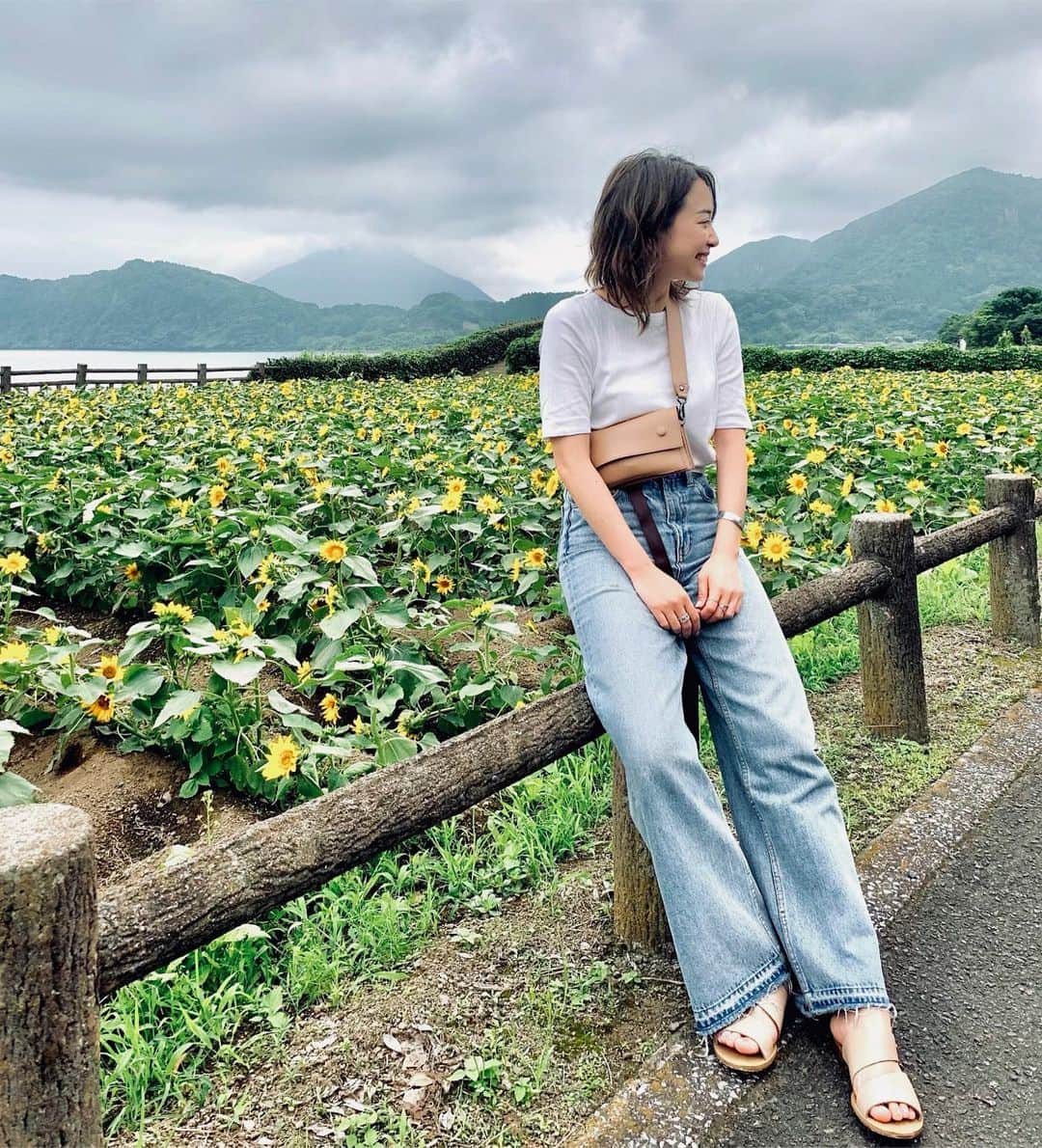 山下奈々美のインスタグラム：「お久しぶりの投稿🙏 ・ 薄着で出かけられる時期がきて嬉しい〜😋 早く梅雨明けて夏にならんかな🌈🌈 ・ #昨日美容師さんに白ティが似合いそうと言われて嬉しくて早速着た日 #ootd#UNIQLO#ninewest#beautyandyouth #moussy#studios#kagoshima#梅雨#鹿児島#池田湖#開聞岳」