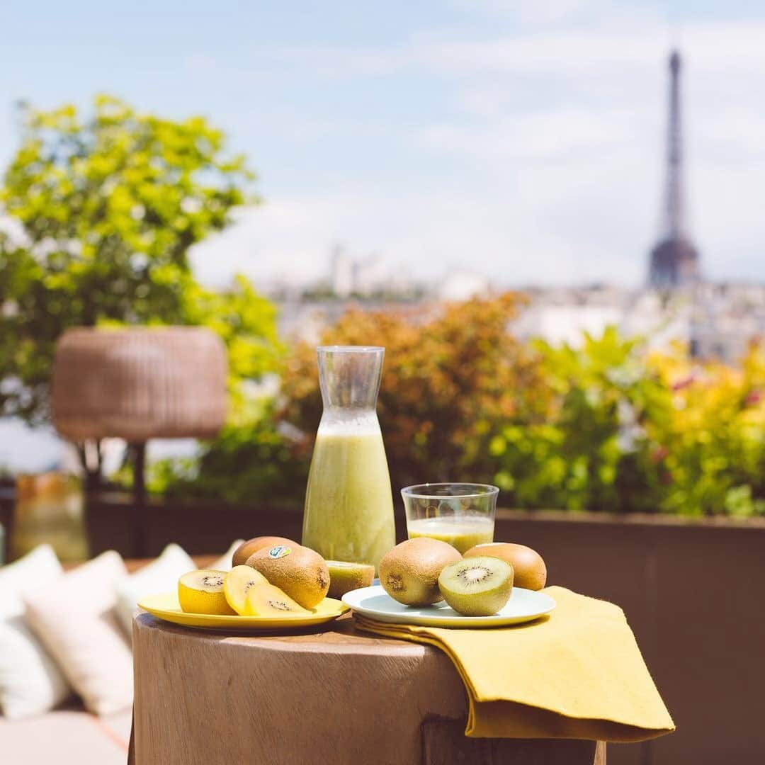 My Little Parisさんのインスタグラム写真 - (My Little ParisInstagram)「Un club d’obsédés du petit-déjeuner vient d’arriver à Paris. Tous les matins c'est la même chose : ils se réunissent sur le rooftop privé du @brachparis pour un cours de sport puis s'enfilent des salades de fruits frais. Bienvenue au Morning Club de My Little Paris et des kiwis @Zespri_kiwifruit_france. 🥝⠀ Pour en être, vous pouvez vous inscrire à l’atelier qui vous branche dans notre lien en bio.⠀ #ZespriSunGold #MorningClub #ZesprixMyLittleParis」6月10日 21時01分 - mylittleparis