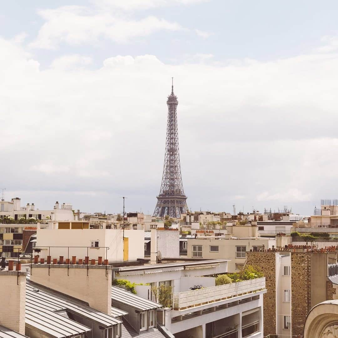 My Little Parisさんのインスタグラム写真 - (My Little ParisInstagram)「Un club d’obsédés du petit-déjeuner vient d’arriver à Paris. Tous les matins c'est la même chose : ils se réunissent sur le rooftop privé du @brachparis pour un cours de sport puis s'enfilent des salades de fruits frais. Bienvenue au Morning Club de My Little Paris et des kiwis @Zespri_kiwifruit_france. 🥝⠀ Pour en être, vous pouvez vous inscrire à l’atelier qui vous branche dans notre lien en bio.⠀ #ZespriSunGold #MorningClub #ZesprixMyLittleParis」6月10日 21時01分 - mylittleparis