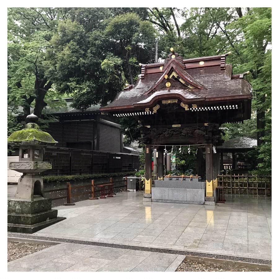 金城茉奈さんのインスタグラム写真 - (金城茉奈Instagram)「こんばんは。 みなさん今日はどんな１日でしたか？  私は今日当初は全く違うところに行くという予定を立てていましたが、なんだか少し都心部から離れて落ち着きたいなと思い、、府中市に行ってきました。 まずは、東京五社の一つ「大國魂神社」へ。 広く大きな神社でびっくり。  大國魂神社は、大國魂大神が守り神の神社で、府中市のパワースポットと言われており、衣食住の守護・まじないの神、そして出会いだけではなく仕事にもつながる縁結びの神として有名とのこと☝︎ 6箇所の神社が祀られているため、6倍越えのパワーが頂けるそうです。す、すごい…。 緑がたくさんで静かな神社でした。 次は天気が良い日にでも伺いたいと思います。 #大國魂神社#武蔵総社六所宮#六所宮#おおくにたまじんじゃ#神社#神社巡り#東京#府中市#梅雨」6月10日 21時02分 - mn75aa