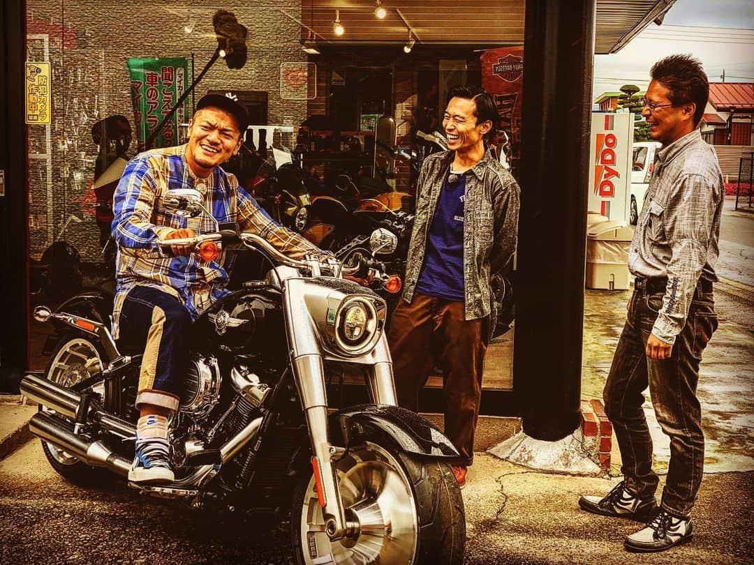 竹内まなぶさんのインスタグラム写真 - (竹内まなぶInstagram)「【カミナリの漫才🎙👬カミナリのチャリ旅🚴‍♂️⛰】 昨日は2カ月に1度の「カミナリの漫才」ご来場ありがとうございました！ ゲストは同期のゆにばーす👫！ 川瀬に最初に出会って、袖でめちゃくちゃ川瀬が笑ってくれて「めちゃくちゃおもろかったすわ！」って言ってくれたのもこの会場だったなぁ🤔💭#2016 そしてファンの皆様、TBS坂本さん藤井さん、お花ありがとうございました💐！ #カミナリの漫才 #水曜日のダウンタウン #予想外の人からお花が届いた芸人の表情面白い説 #だったとしたら #僕がお花を見た時の表情はめちゃくちゃ面白かったと思います #お花の中に隠しカメラを疑いました #水曜日のダウンタウン #いつもお世話になってます  今日は「カミナリのチャリ旅」のロケ🚲 衣装がほぼ #EXIT でした🤘 #nonnative  #junyawatanabeman  #nikesacai」6月10日 21時04分 - kaminarimanabu