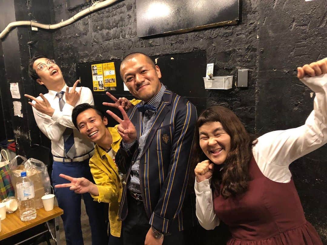 竹内まなぶのインスタグラム：「【カミナリの漫才🎙👬カミナリのチャリ旅🚴‍♂️⛰】 昨日は2カ月に1度の「カミナリの漫才」ご来場ありがとうございました！ ゲストは同期のゆにばーす👫！ 川瀬に最初に出会って、袖でめちゃくちゃ川瀬が笑ってくれて「めちゃくちゃおもろかったすわ！」って言ってくれたのもこの会場だったなぁ🤔💭#2016 そしてファンの皆様、TBS坂本さん藤井さん、お花ありがとうございました💐！ #カミナリの漫才 #水曜日のダウンタウン #予想外の人からお花が届いた芸人の表情面白い説 #だったとしたら #僕がお花を見た時の表情はめちゃくちゃ面白かったと思います #お花の中に隠しカメラを疑いました #水曜日のダウンタウン #いつもお世話になってます  今日は「カミナリのチャリ旅」のロケ🚲 衣装がほぼ #EXIT でした🤘 #nonnative  #junyawatanabeman  #nikesacai」