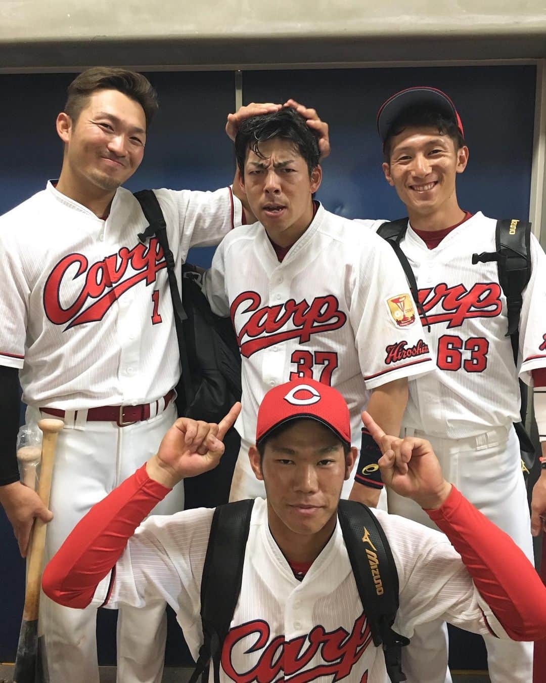 地方民のカープ女子のインスタグラム：「・ 明日から日ハム戦*\(^o^)/* ・ パ・リーグは強豪チームばかりだけどこのカードは 何としてでも勝ち越して欲しい😊🙏 ・ 北海道まで応援行きたいな～✈️💨 ・ #野間峻祥#鈴木誠也#西川龍馬#坂倉将吾  #広島東洋カープ#広島カープ#カープ#carp」