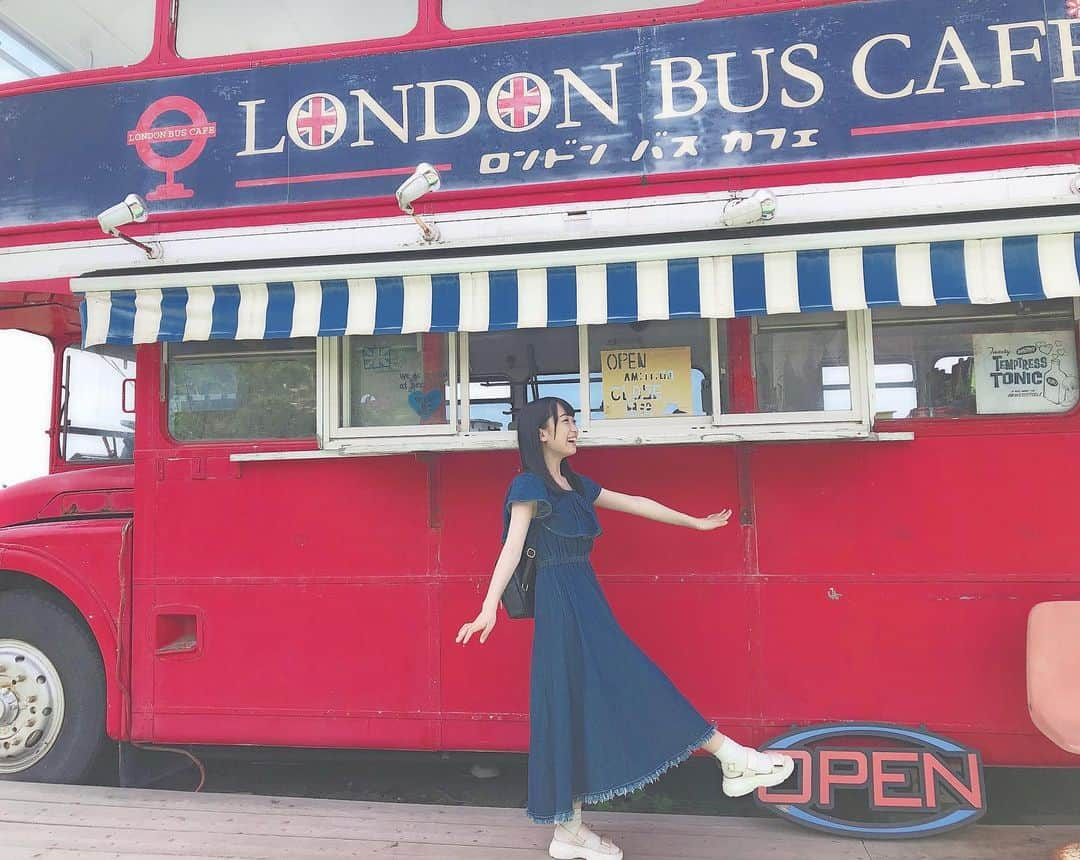 渡部愛加里さんのインスタグラム写真 - (渡部愛加里Instagram)「🚋💨❤️ . . .  #ロンドンバスカフェ #ポーズが変 #糸島 #あーちゃんの福岡旅」6月10日 21時06分 - akarin_1018