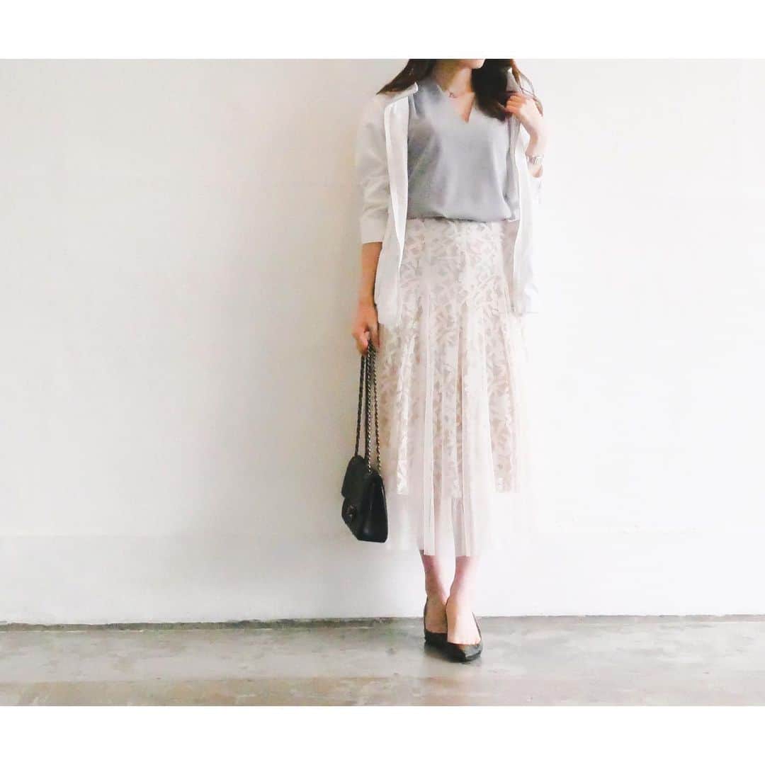 のインスタグラム：「* * 突然の梅雨冷え☂️ UNIQLOのライトアウターを しまわずにとっておいてよかった♡ * * Vネックのブラウスは 肩部分にさりげなくタックがあり のっぺり上半身にふんわりと 立体感が出るのがお気に入り♡ * * レース×チュールのスカートは 大人上品でとっても可愛い♡ オールシーズン使えるけど 今だと1,000円オフで お得にGETできちゃいます * * tops @urs_official  skirt @netstar_official  outer @uniqlo @uniqlo_ginza * * #locari #mineby3mootd #instafashion #instagood #coordinate #コーディネート  #プチプラコーデ #プチプラファッション #今日のコーデ  #OLコーデ #ママコーデ  #通勤コーデ #きれいめコーデ #アラサーコーデ #きれいめカジュアル #着まわしコーデ #シンプルコーデ #大人コーデ #30代コーデ #オフィスカジュアル  #ユニジョ #gumania #ユニクロコーデ #レーススカート #ブラウス」