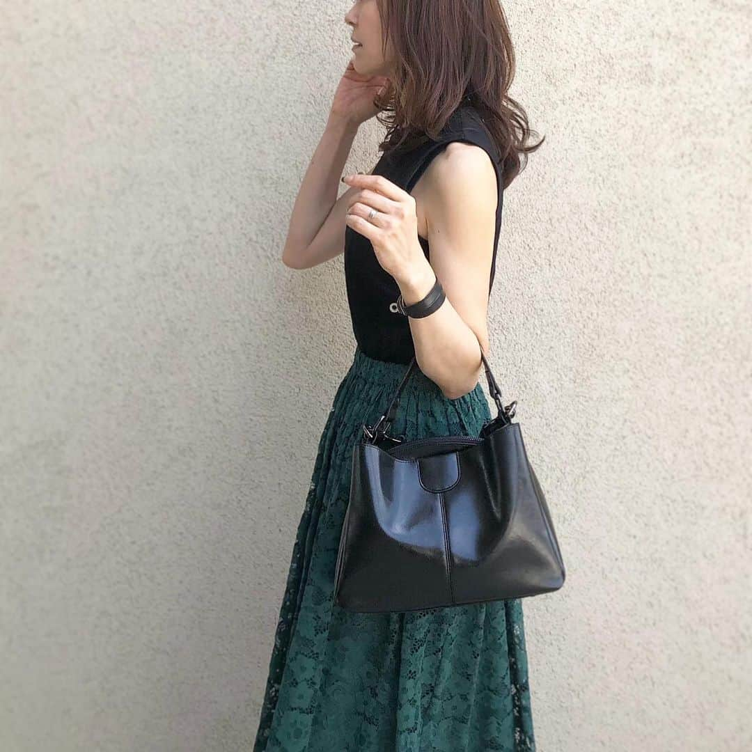 akko3839さんのインスタグラム写真 - (akko3839Instagram)「﻿ ﻿ black×green﻿ ﻿ ﻿ コラボスカートに合わせた﻿ @_lleather_  のクラシカルラインショルダー﻿ ﻿ ヴィンテージテイストなレザー使いと﻿ 程よいサイズ感がツボ♡﻿ ﻿ ﻿ top @uniqlo﻿ bag @_lleather_ ﻿ skirt @twofaces_press﻿ sandal #pellico﻿ ﻿ ﻿ L LEATHER POPUP STORE﻿ 6/6～6/26  池袋パルコ 本館2F﻿ ﻿ ﻿ #ポップアップストア﻿ #popupstore#バッグ#bag#鞄#かばん#トレンドファッション#コーデ#ootd#レザーバッグ#革#革小物#革バッグ#レザークラフト#本革#ファッション#leather#leatherbag#lleather﻿」6月10日 21時20分 - akko3839