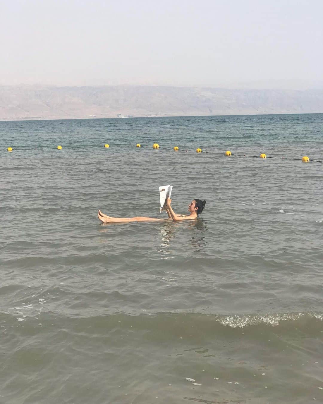 香華（KOuKA）のインスタグラム：「Staying afloat on current events #deadsea #steinhardtglobal #koukatravels」