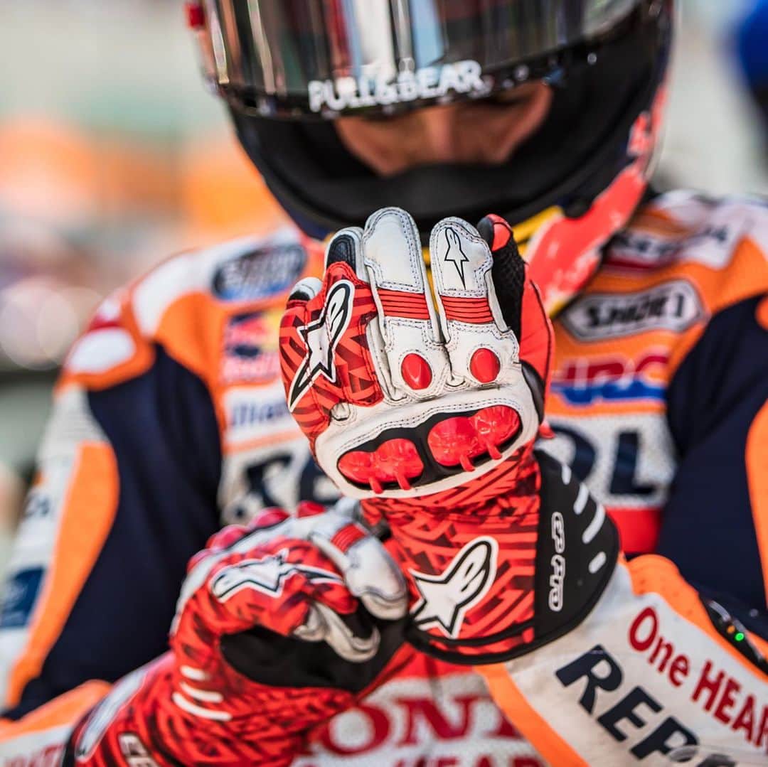 レプソル・ホンダのインスタグラム：「Hands make the connection. Hands make it happen. 🤲 ⠀⠀⠀⠀⠀⠀⠀⠀⠀ Almost time to see what the #CatalanGP holds.」