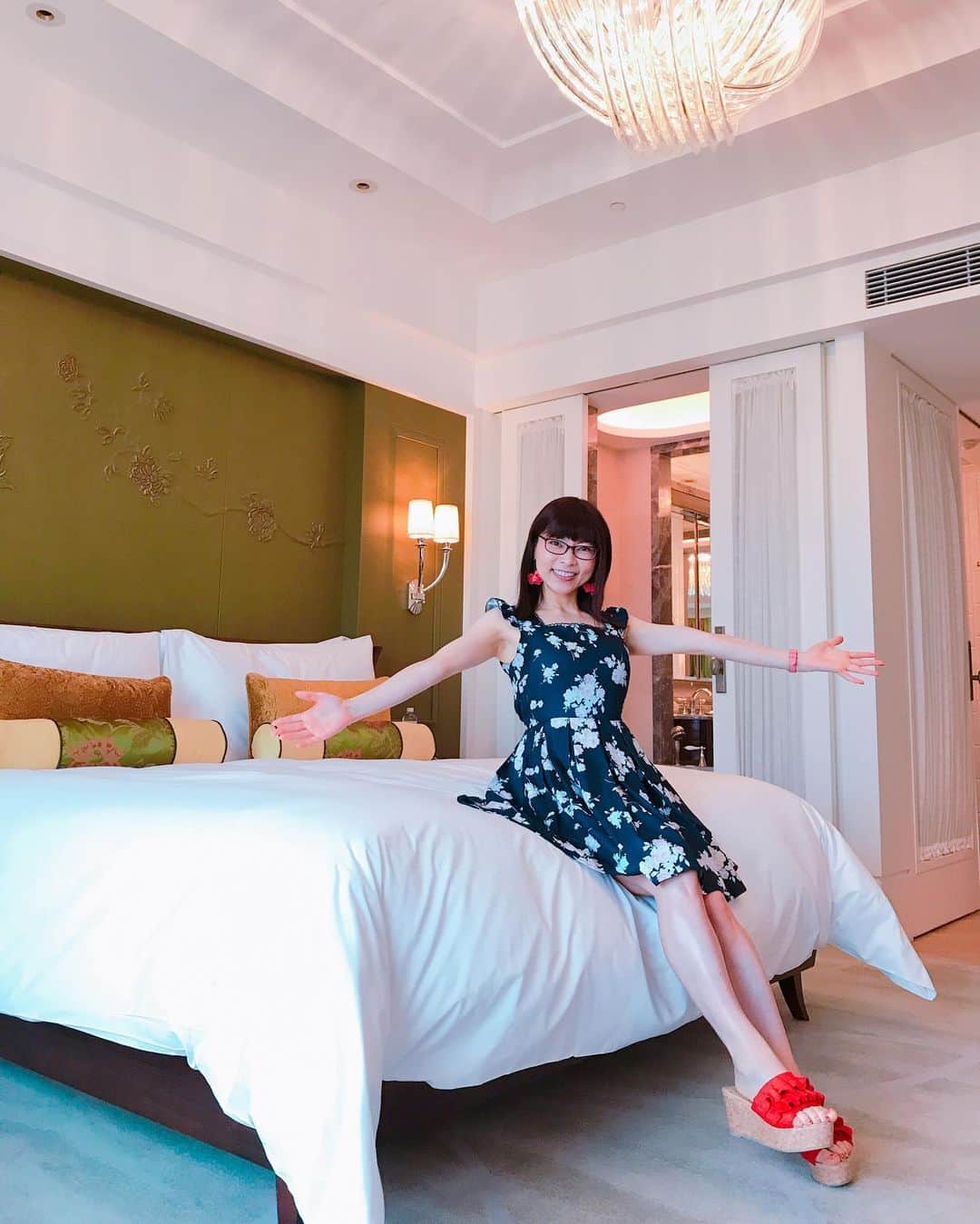 DJ MIYAさんのインスタグラム写真 - (DJ MIYAInstagram)「こんばんは💗MIYAは、台湾に来ましたー！💗今日から「マンダリン オリエンタル台北（台北文華東方酒店）」に宿泊させていただきます☆彡 2014年に開業した5star Hotelです。💗 . @mo_tpe  松山空港から5分だったのでtaxiですぐで良かった♪ 外観もヨーロピアンで好き～～。💗 めっちゃインテリアやホテルの内装が可愛くて感動してるょーぉ💗❤️ . 写真は、hotelの方が撮ってくれていますぅ💗写真上手に撮ってくださって嬉しい❤️ . .  客室の広さは全室約55㎡以上でかなりゆったり～。 サービス、ホテルでお会いする従業員の皆さんが素晴らしくて、ほんと癒されます❤️ . さっき、タピオカ買ったりスーパー行ってきたりしたよ❤️💗 . .  敦化北路沿いにあって、とっても寛げるラグジュアリーホテルです♪💗 . . .  #MandarinOrientalTaipei #マンダリンオリエンタル台北 #台北文華東方酒店 #ラグジュアリーホテル #台北旅行　#台湾　#台北女子旅　#台湾一人旅　#旅インスタグラマー　#旅ブロガー  #台湾女子旅  #taipei #マンダリンオリエンタルホテル　 #ホテル好き　#宿泊記　#今日のコーデ #ファッションコーデ　#今日のメイク　#今日のコーディネート　#タビジョ　#海外旅行好き #台湾旅行 #旅大好き #高級ホテル #トラベラー #マイトリップMIYA」6月10日 21時21分 - dj_miya