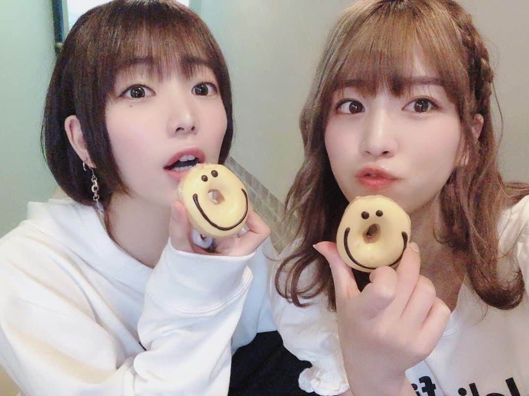 のインスタグラム：「甘いもの苦手コンビが珍しく🍩 たまに食べると美味しいな～～ . . リリイベ最終日、ファンの子が少し早いけどってお誕生日祝いしてくれた🐳❤️ あの～～～ リリイベ独特の空気感、好きなんどす～～ だから、終わってちょっぴり寂しい。 夏のツアー発表されました。やついフェスは今週末です。わたし出ます。お待ちしとります。 . . #同期 で #同い年 で #初めてのレコーディングの時間も同じ #メンヘラ の湯に入れられた #数少ないメンバー #？ #クリスピークリームドーナツ #🍩」