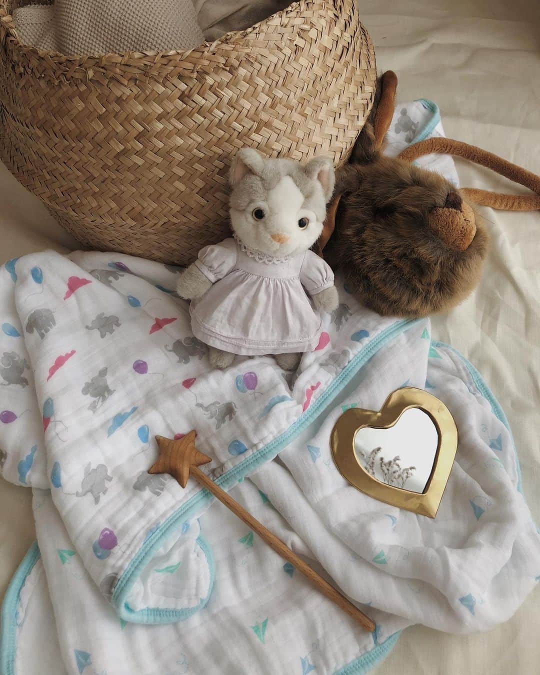 目見田早弥子のインスタグラム：「| Little gifted NewYork 🐘🎪 ニューヨークからやってきた オーガニックコットンのガーゼケット🌟 水彩画タッチの優しい雰囲気の柄がとっても可愛い◯ 4重ガーゼでふわふわしていて肌触りが良いので 生まれたての赤ちゃんから使えそうだなあ🍼⚐ よく「出産祝い何あげるか迷ってます」と ご相談いただくのですが ガーゼケットは何枚あっても助かるし これはパッケージがリボンの形になっていて 開ける時のワクワク感が ギフトにもピッタリだと思います𖡫 @littlegiftednewyork」