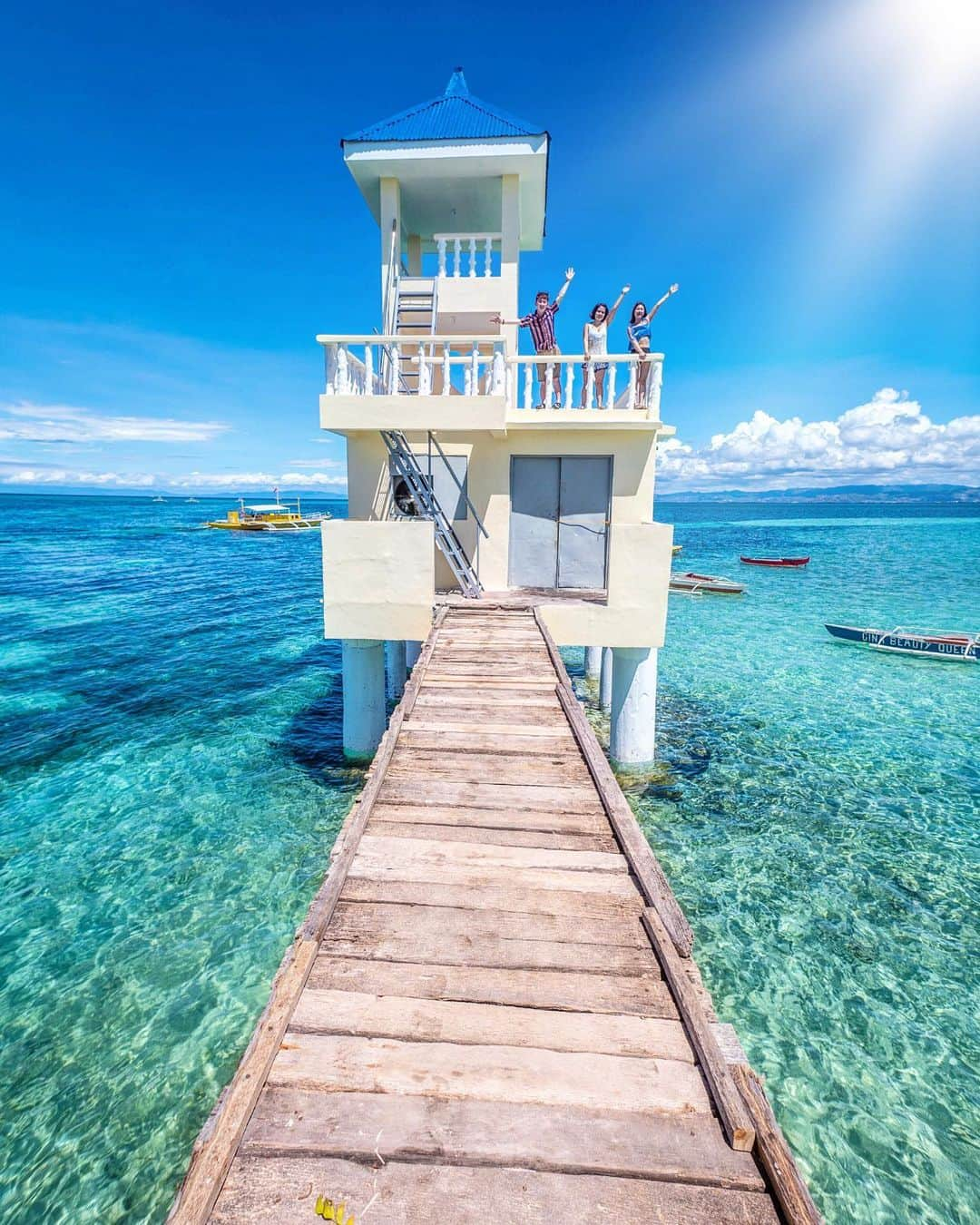 樂さんのインスタグラム写真 - (樂Instagram)「宿霧。娜魯蘇安島 🏖️💕 #宿霧#菲律賓#philippines #cebu 那時候一到娜魯蘇安島看到這個樓整個眼睛發光🤩🤩 如果去宿霧不想跳太遠的島，這個島cp值絕對夠高！」6月10日 21時17分 - ygt1016