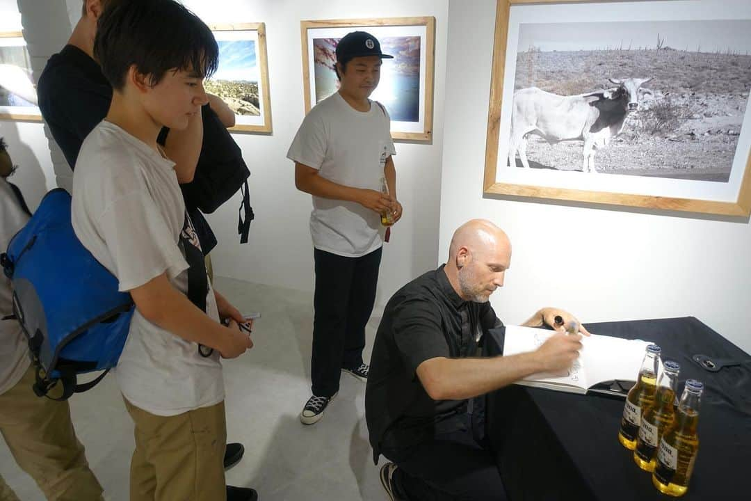 RVCA Japanさんのインスタグラム写真 - (RVCA JapanInstagram)「先週末、一周年を迎えた RVCA SHIBUYA GALLERY にて サンフランシスコより来日したアーティスト Matthew Bajda（マシュー・バイダ）によるExhibitionが開催されました || 降り続いていた雨も始まる頃には止み、会場は大勢のお客様で賑わいました。バハカリフォルニアでおさめられた写真作品たちを展示する本Exhibitionには手作りのサボテンも作品として登場🌵 || また、ベジタリアンのマシューのお気に入りでもあるBreakfast clubによる、色鮮やかな特製のベジタリアン・タコスが振舞われ、目だけではなくお腹も満たされる一夜となりました || 本展示は6月30日（日）までの開催予定、お見逃しなく || #rvcajapan #artistnetworkprogram #RVCA」6月10日 21時22分 - rvcajapan