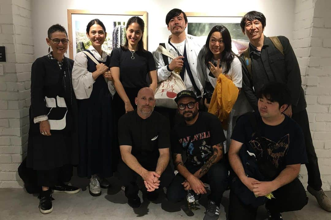 RVCA Japanさんのインスタグラム写真 - (RVCA JapanInstagram)「先週末、一周年を迎えた RVCA SHIBUYA GALLERY にて サンフランシスコより来日したアーティスト Matthew Bajda（マシュー・バイダ）によるExhibitionが開催されました || 降り続いていた雨も始まる頃には止み、会場は大勢のお客様で賑わいました。バハカリフォルニアでおさめられた写真作品たちを展示する本Exhibitionには手作りのサボテンも作品として登場🌵 || また、ベジタリアンのマシューのお気に入りでもあるBreakfast clubによる、色鮮やかな特製のベジタリアン・タコスが振舞われ、目だけではなくお腹も満たされる一夜となりました || 本展示は6月30日（日）までの開催予定、お見逃しなく || #rvcajapan #artistnetworkprogram #RVCA」6月10日 21時22分 - rvcajapan