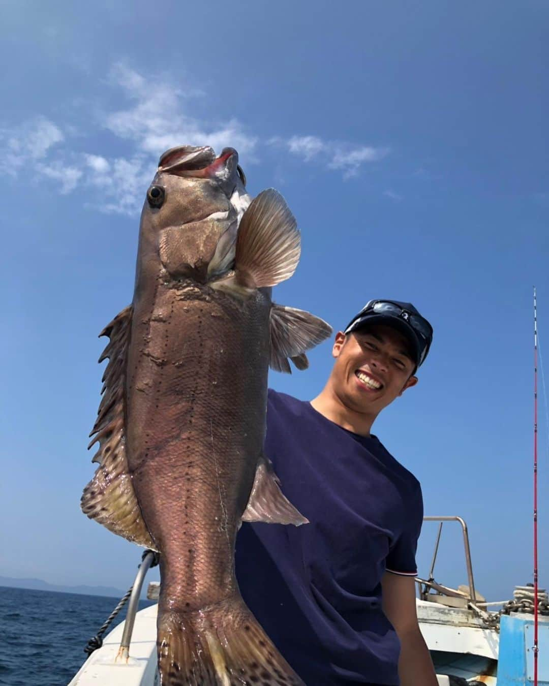 廣末陸のインスタグラム：「今日はオフだったので久々の大分に釣りに行ってきました！ ヒラメ狙いだったけどまさかの5キロオーバーのオオスジハタ。。 知る人ぞ知る高級魚らしい。 最高のオフになりました！ 清さんありがとう！！！！！！ また明日から練習頑張ります👍#dayoff #レノファ山口釣り部 #新入部員 #工藤壮人選手  #一日中サメを釣りまくり #ラスト一投で本命の良型ヒラメ #持ってる男。 #決めポーズ全部一緒。。 #何事も諦めないことが大事。」