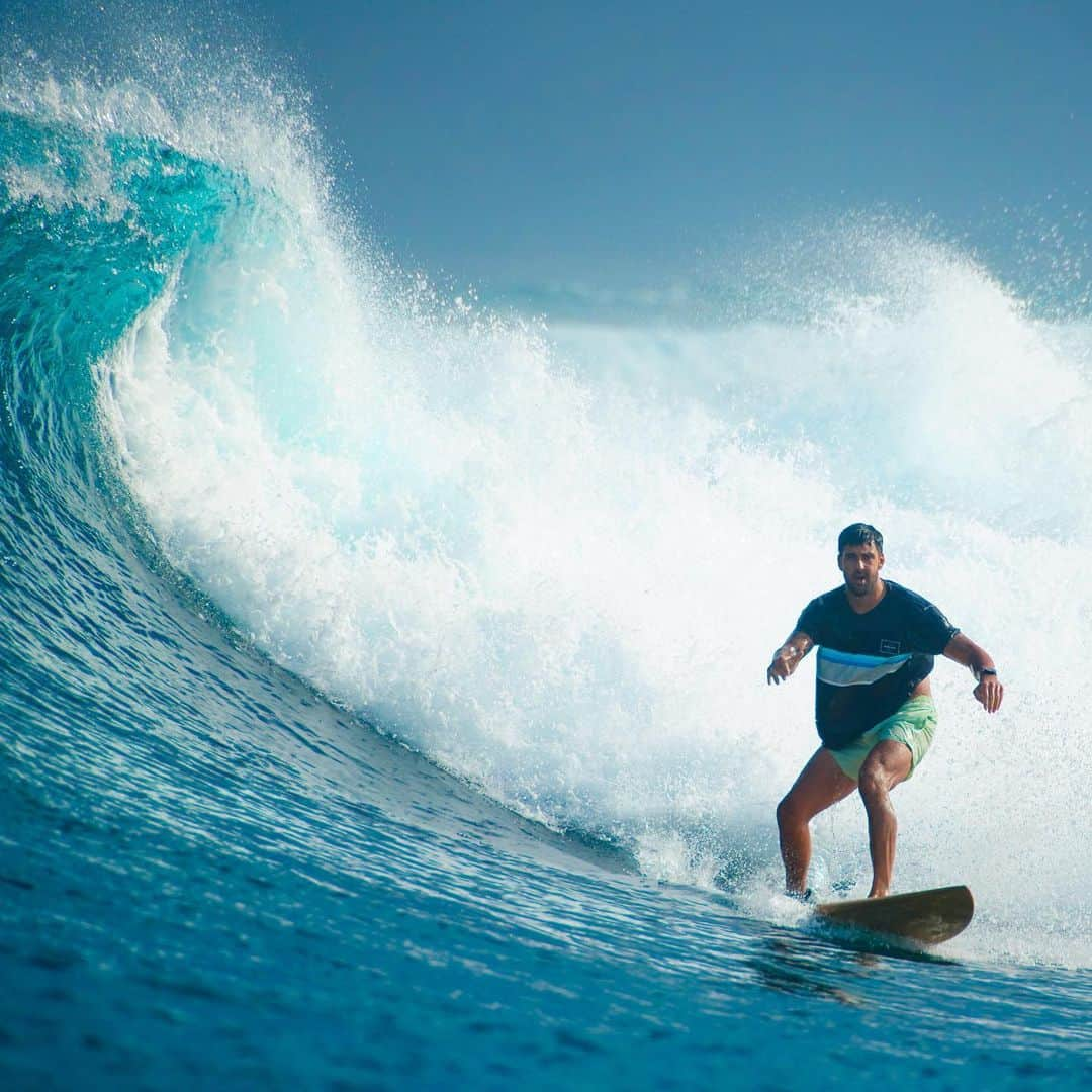 アダム・フェデリチのインスタグラム：「Nice to get back in the water 🏄🏽‍♂️🤙🏼 (thanks @hannahandersonmedia for the pics 😉)」