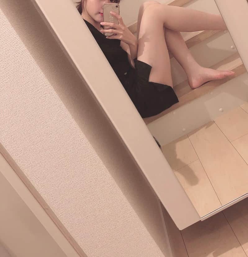 舞木香純さんのインスタグラム写真 - (舞木香純Instagram)「若いうちにスカート履かなきゃと思ってスカートブームなの セクシーにポーズしようとしたんじゃなくて、足のあざを隠すにはこの角度だったんだよ🙄笑」6月10日 21時30分 - kasuminn_world