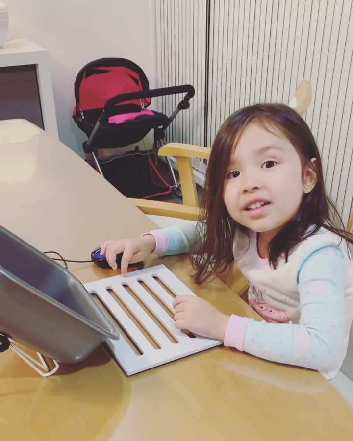 バイリンガル3兄妹のインスタグラム：「おもちゃキッチンのシンクとおもちゃBBQセットの網で ・ お手製パソコン😂 ・ 絶対今Enter連打したよね？😂 ・ ・ #バイリンガル3兄妹 #4歳 #はなち」