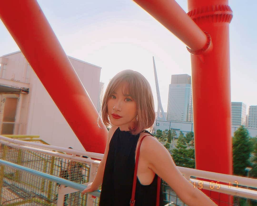 エリッサ・ヤマダのインスタグラム：「Gee, thanks, just bought it. 💁🏼‍♀️💫 #ellejessinjapan #ellejessintokyo」