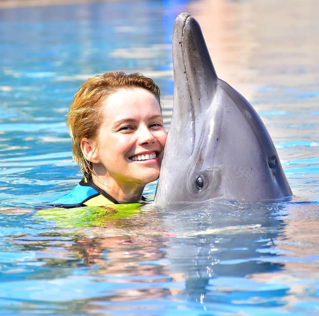 アンドレア・オズヴァルトさんのインスタグラム写真 - (アンドレア・オズヴァルトInstagram)「Hugged by a #dolphin 🐬 #bucketlist #bakancslista ❤️🙋‍♀️✅ #dolphinswimming #delfin #delfino」6月10日 21時35分 - andreaosvart