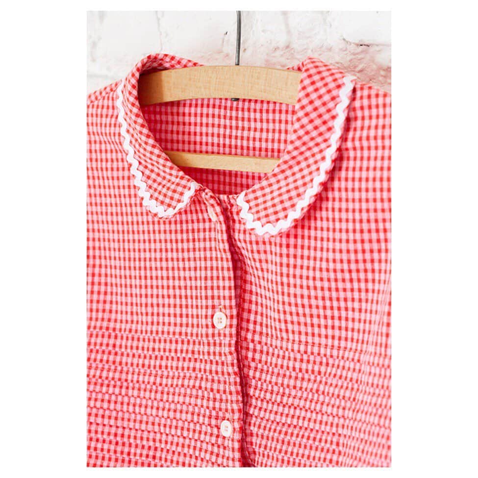 キャベジズ&ローゼズさんのインスタグラム写真 - (キャベジズ&ローゼズInstagram)「Pink Collar 💖 The Perdie Shirt has the most lovely contrasting rick rack in white on a field of pink and red seersucker. Perdie is unlined which makes her light and easy summer dressing 👉Swipe To See More👈#newinstore #seersucker #madeinlondon #peterpancollar #pinkandred #rickrack #summershirts #sustainability #cabbagesandroses #cabbagesandrosesfashion @christina_strutt @cabbagesandroses_shop 👆Link In Bio👆」6月10日 21時47分 - cabbages_and_roses