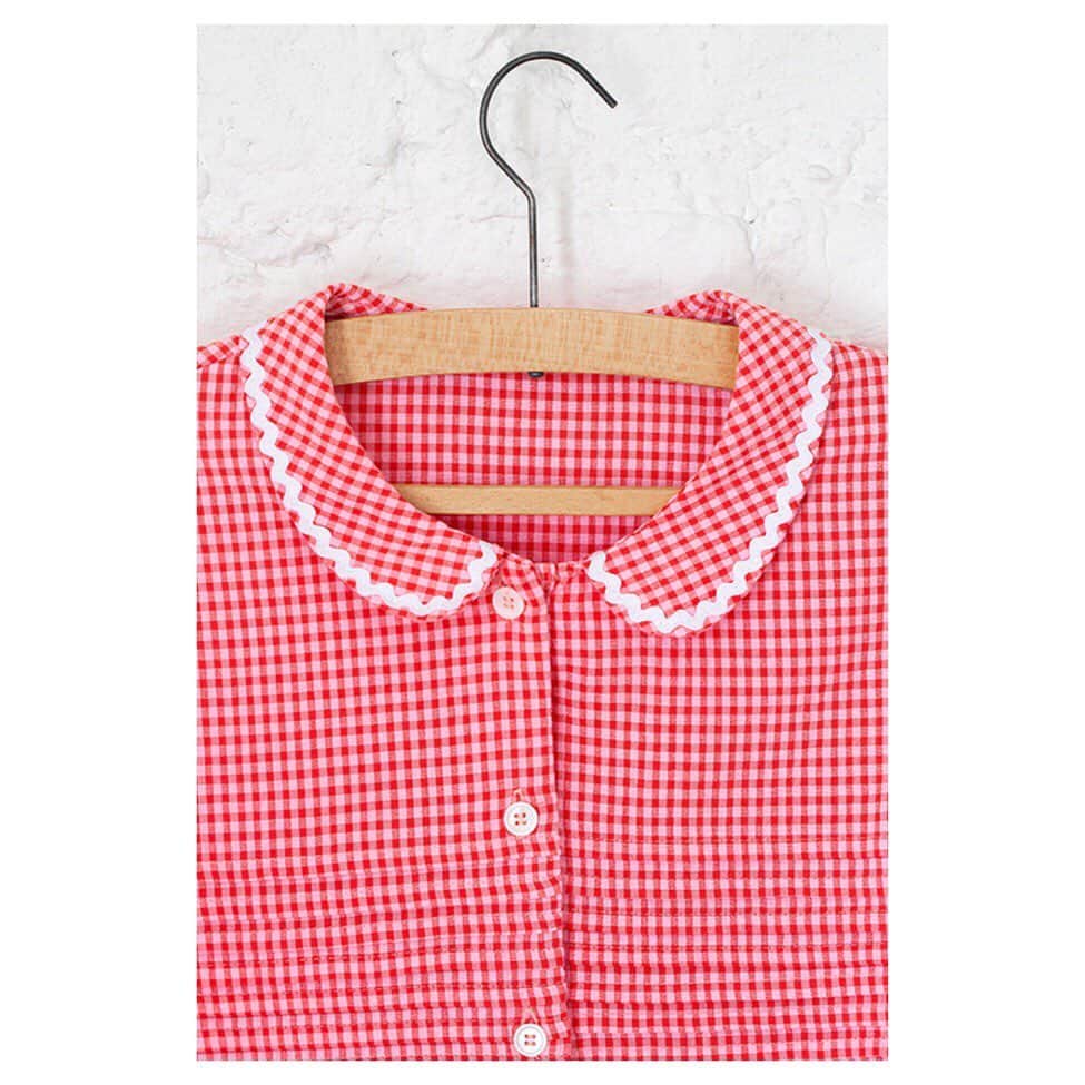 キャベジズ&ローゼズのインスタグラム：「Pink Collar 💖 The Perdie Shirt has the most lovely contrasting rick rack in white on a field of pink and red seersucker. Perdie is unlined which makes her light and easy summer dressing 👉Swipe To See More👈#newinstore #seersucker #madeinlondon #peterpancollar #pinkandred #rickrack #summershirts #sustainability #cabbagesandroses #cabbagesandrosesfashion @christina_strutt @cabbagesandroses_shop 👆Link In Bio👆」
